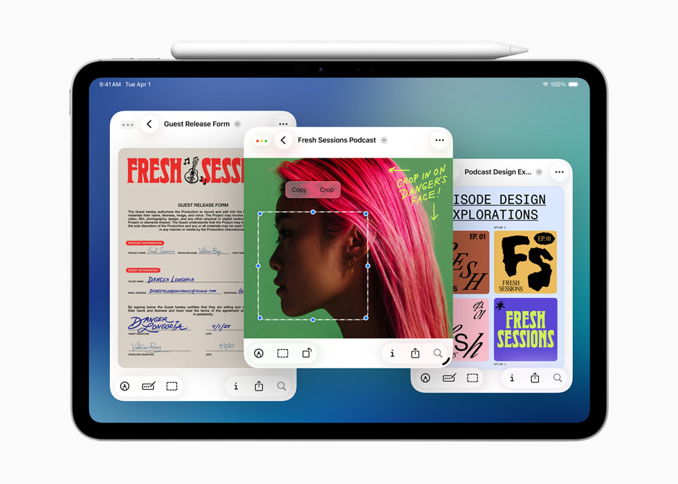 一台 iPad 设备上放着一支 Apple Pencil， 屏幕上显示着预览 app 中三个打开的窗口。
